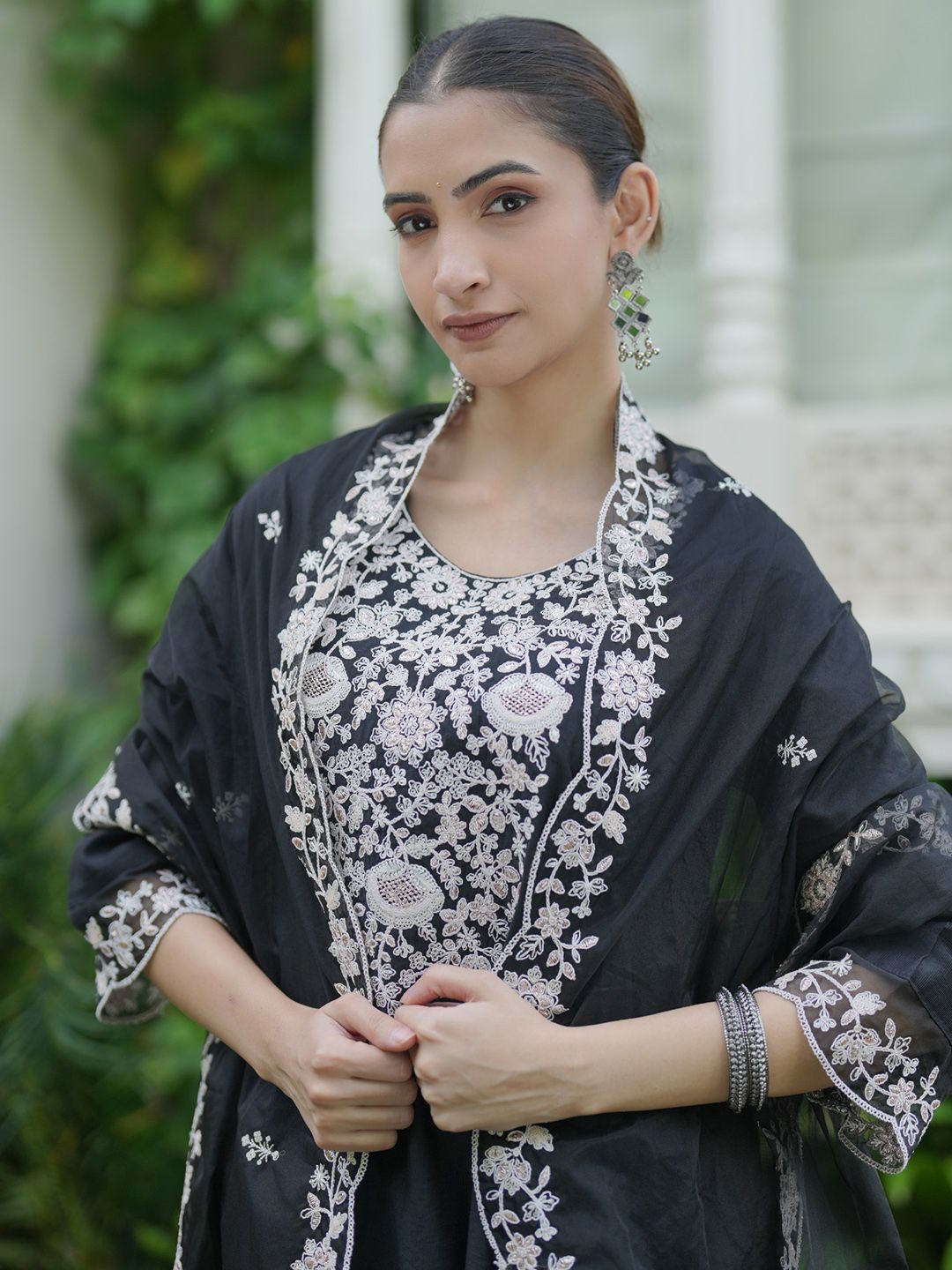 Dhiyona IE Floral Embroidered Thread Work Liva Kurta WithTrousers & Dupatta
