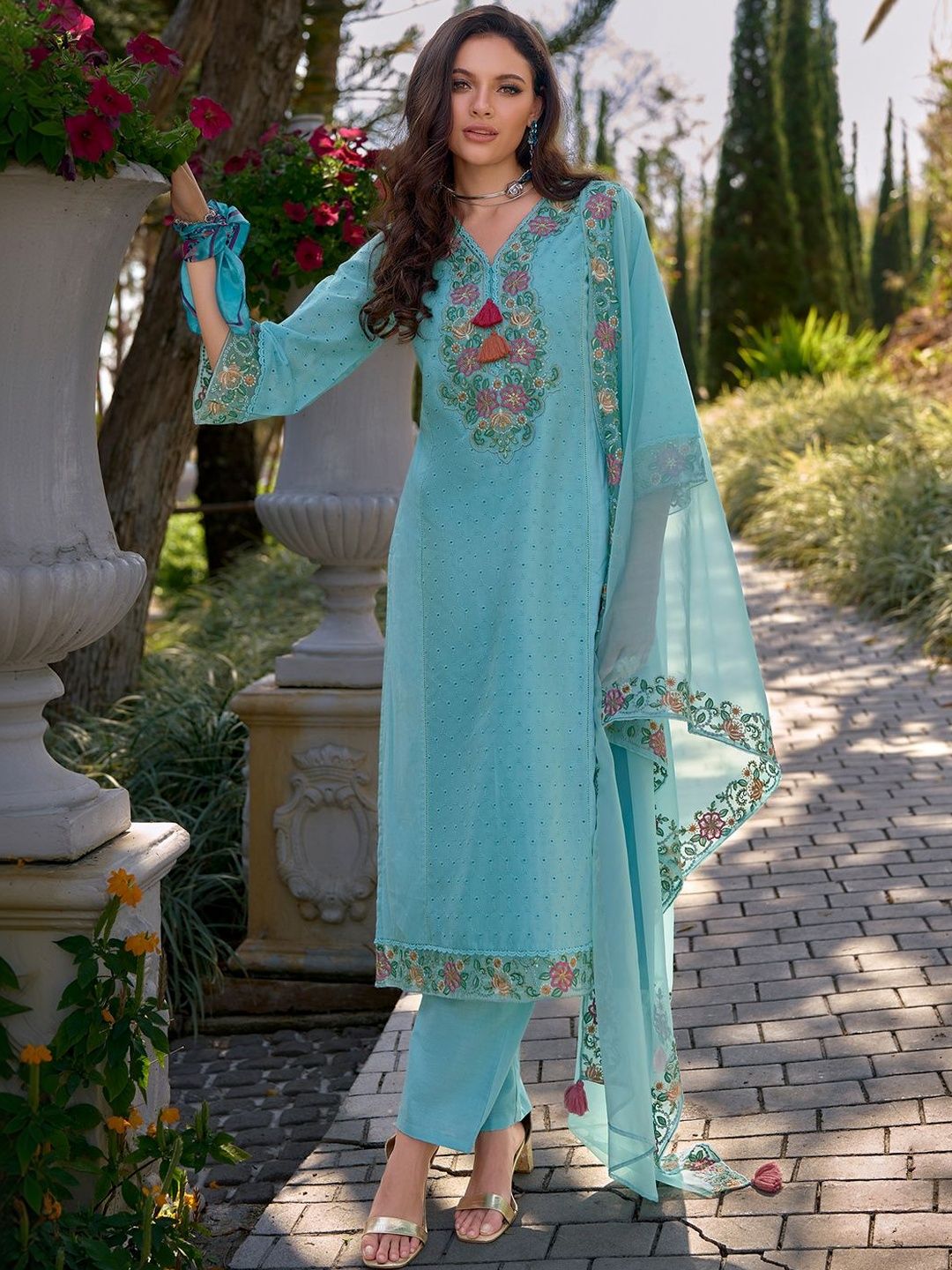 Women Floral Embroidered Regular Thread Work Pure Cotton Kurta with Trousers & With Dupatta