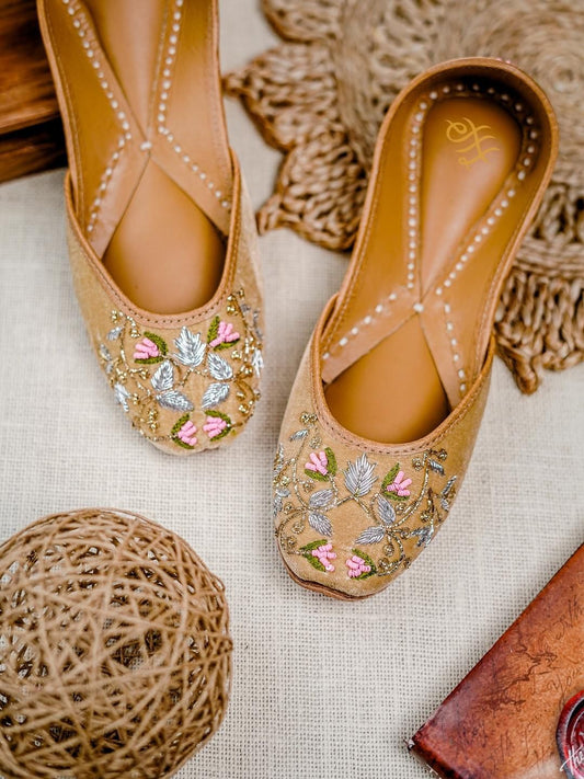 Dhiyona HOP Embroidered Velvet Ethnic Mojaris