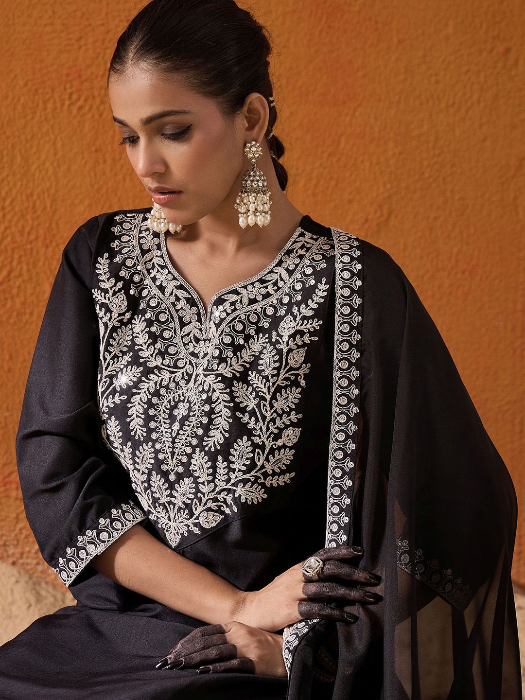 Dhiyona IE Women Embroidered Regular Thread Work Kurta with Trousers & With Dupatta