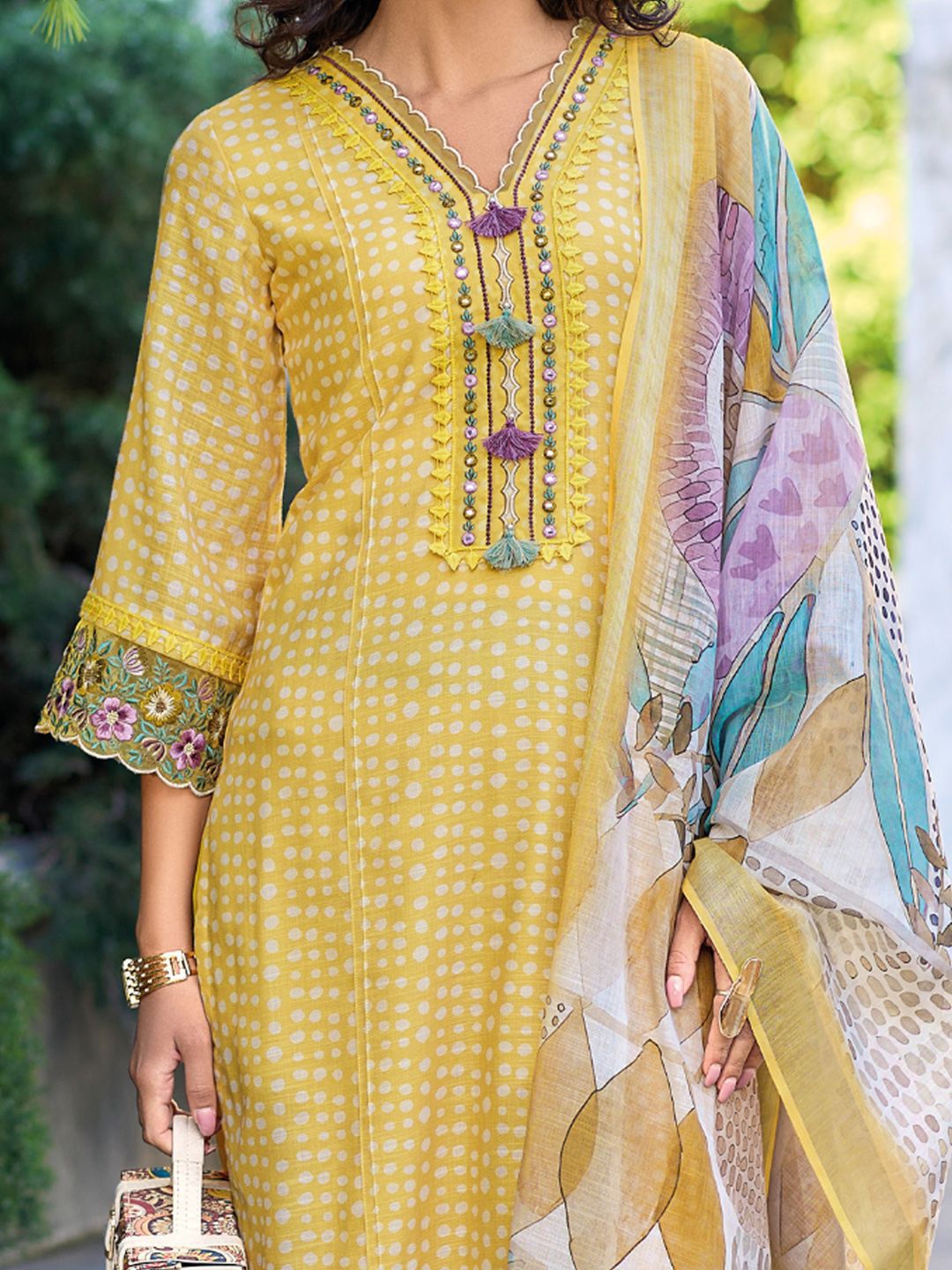 Women Floral Embroidered Thread Work Linen Kurta with Trousers & With Dupatta