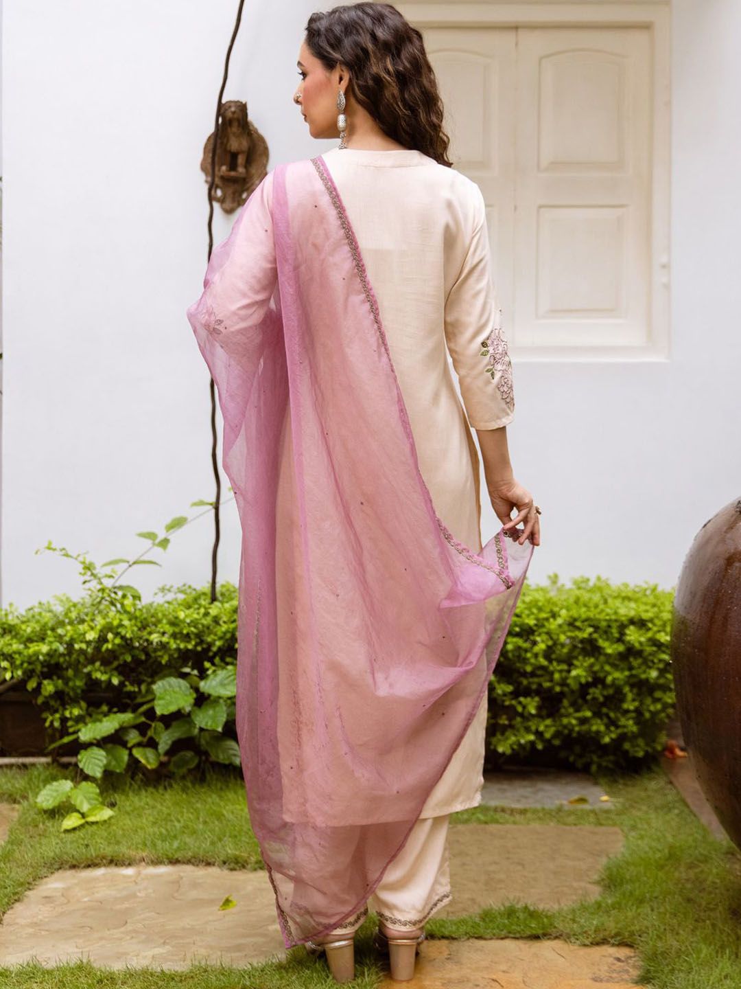 Dhiyona IE Women Floral Embroidered Regular Thread Work Kurta with Trousers & With Dupatta