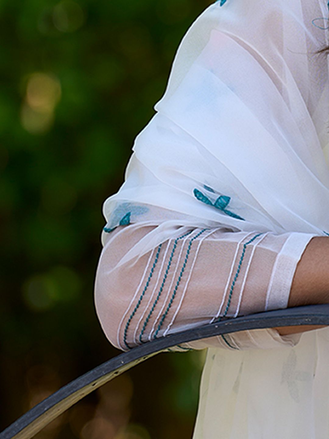 Women Floral Embroidered Regular Thread Work Kurta with Trousers & With Dupatta