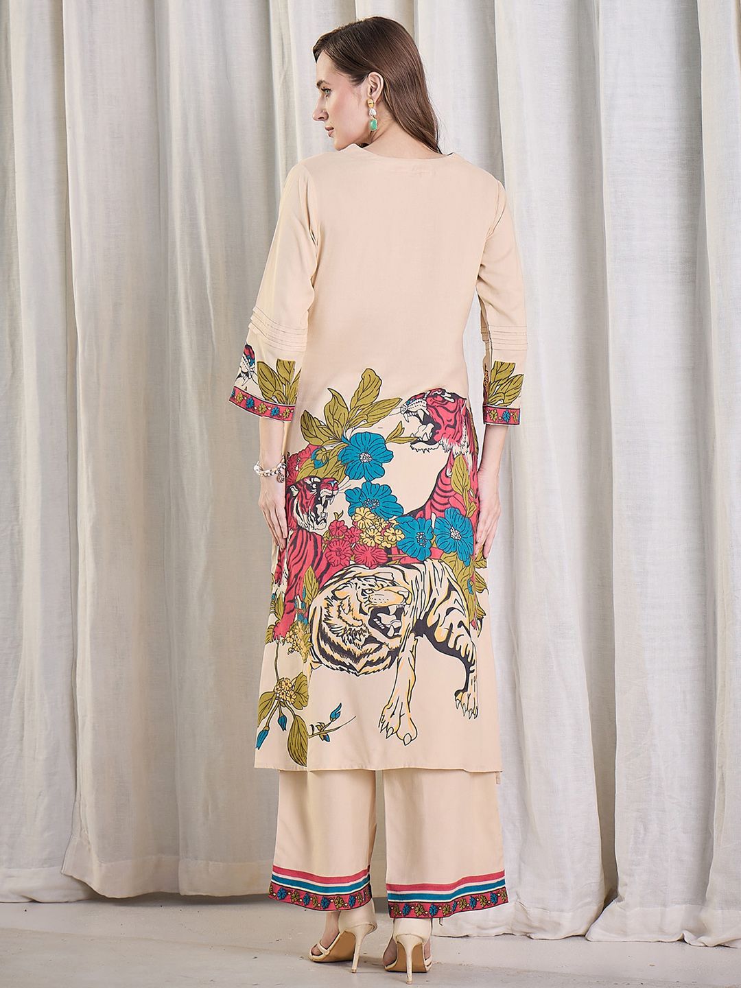 Women Animal Printed Kurta with Trousers