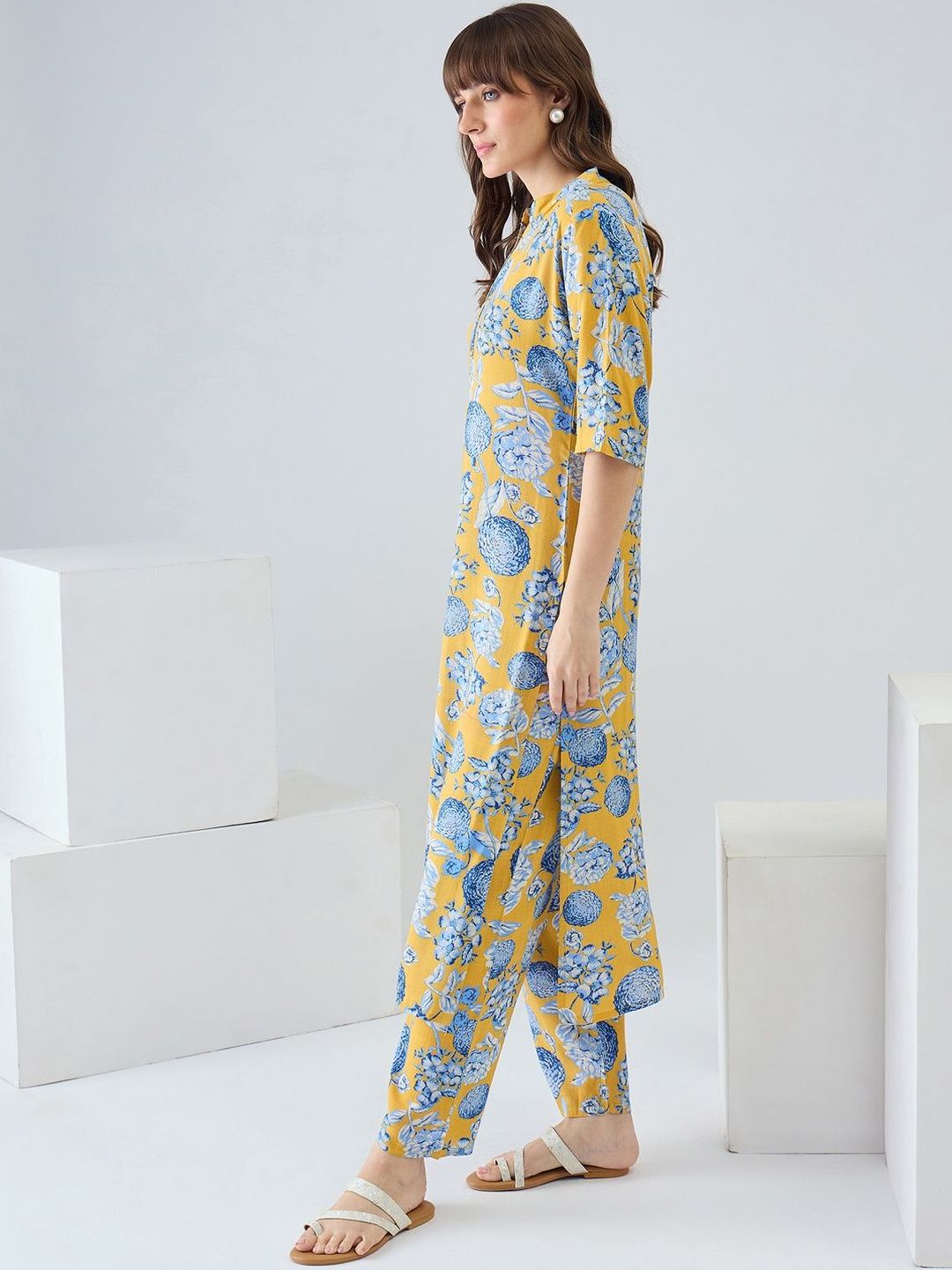 Women Floral Printed Regular Kurta with Trousers