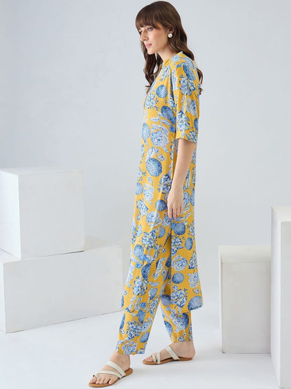 Women Floral Printed Regular Kurta with Trousers