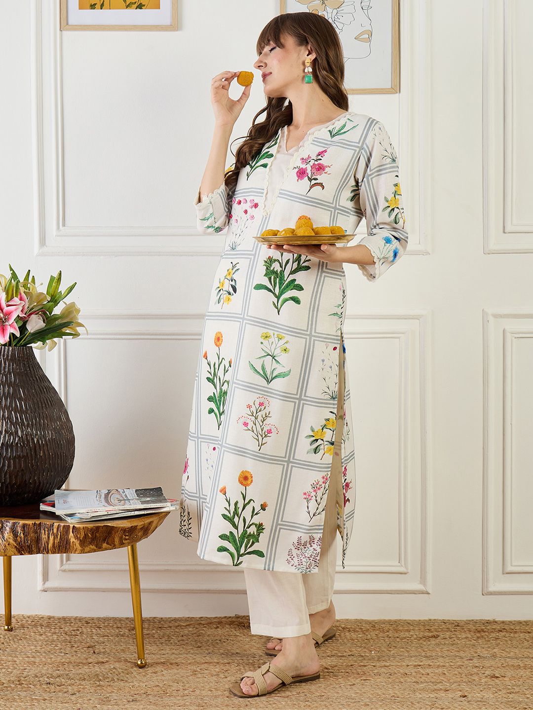 Women Floral Printed Linen Kurta with Trousers