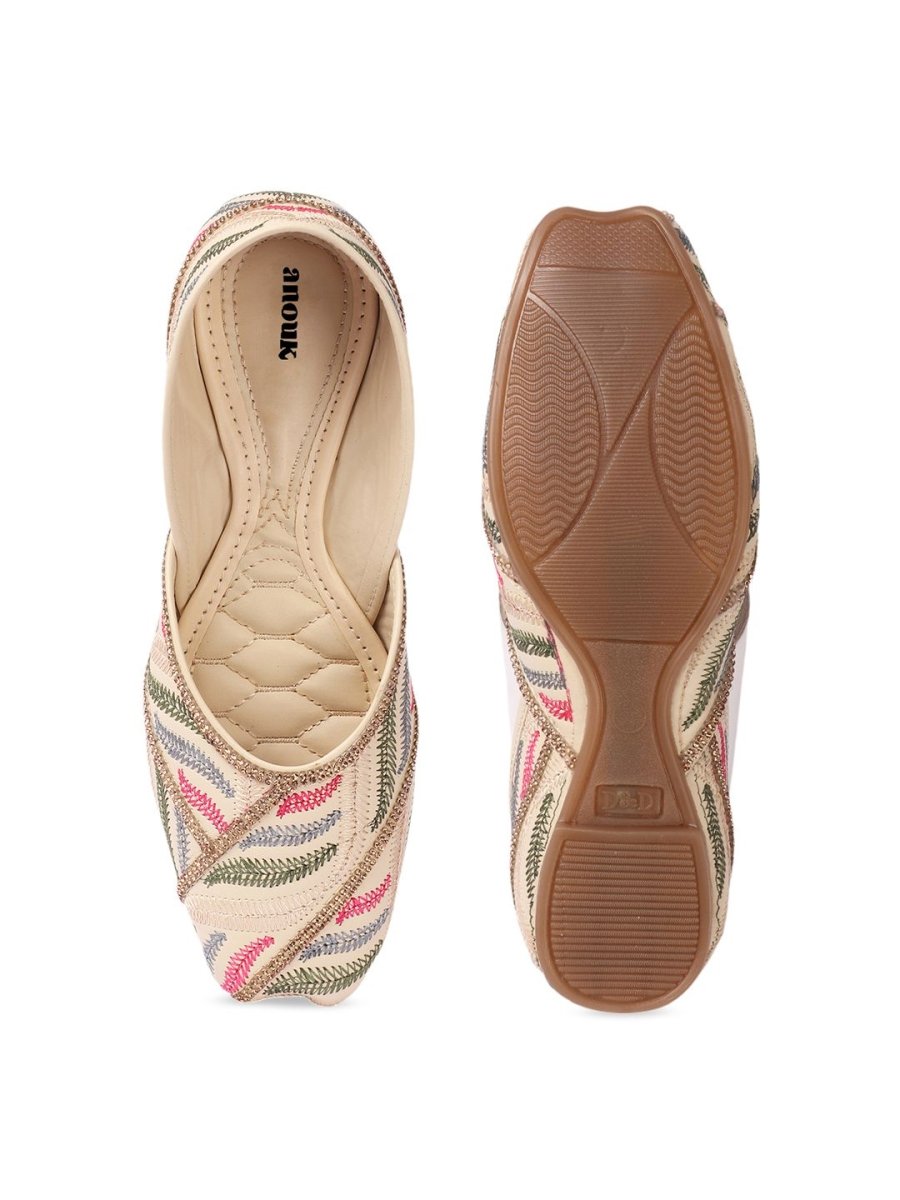 Dhiyona AK Women Embellished Synthetic Leather Mojaris