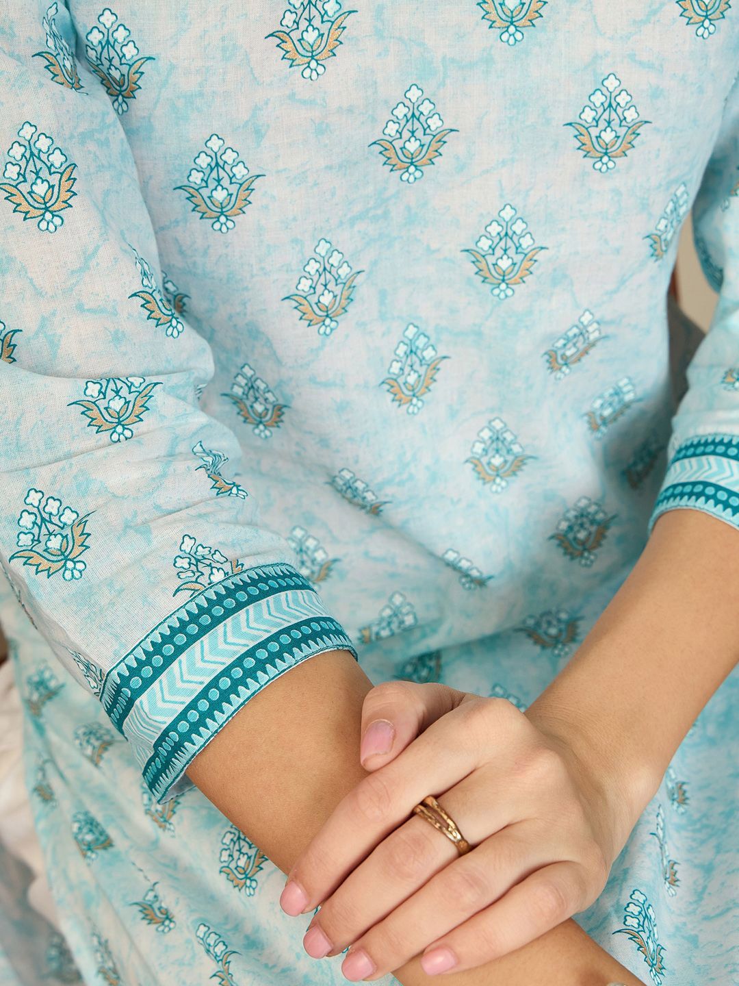 Dhiyona IE White Floral Printed V-Neck Pure Cotton Kurta