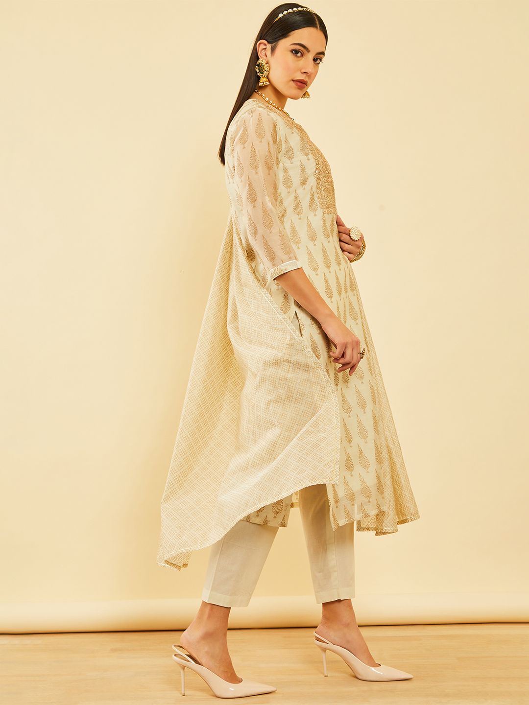 Dhiyona SO Women's Women Floral Printed Chanderi Silk Straight Kurta With Trousers & Dupatta