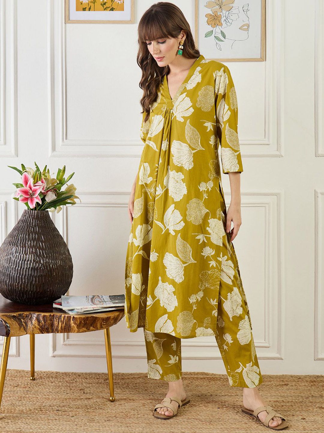 Women Floral Printed Cotton Kurta with Trousers