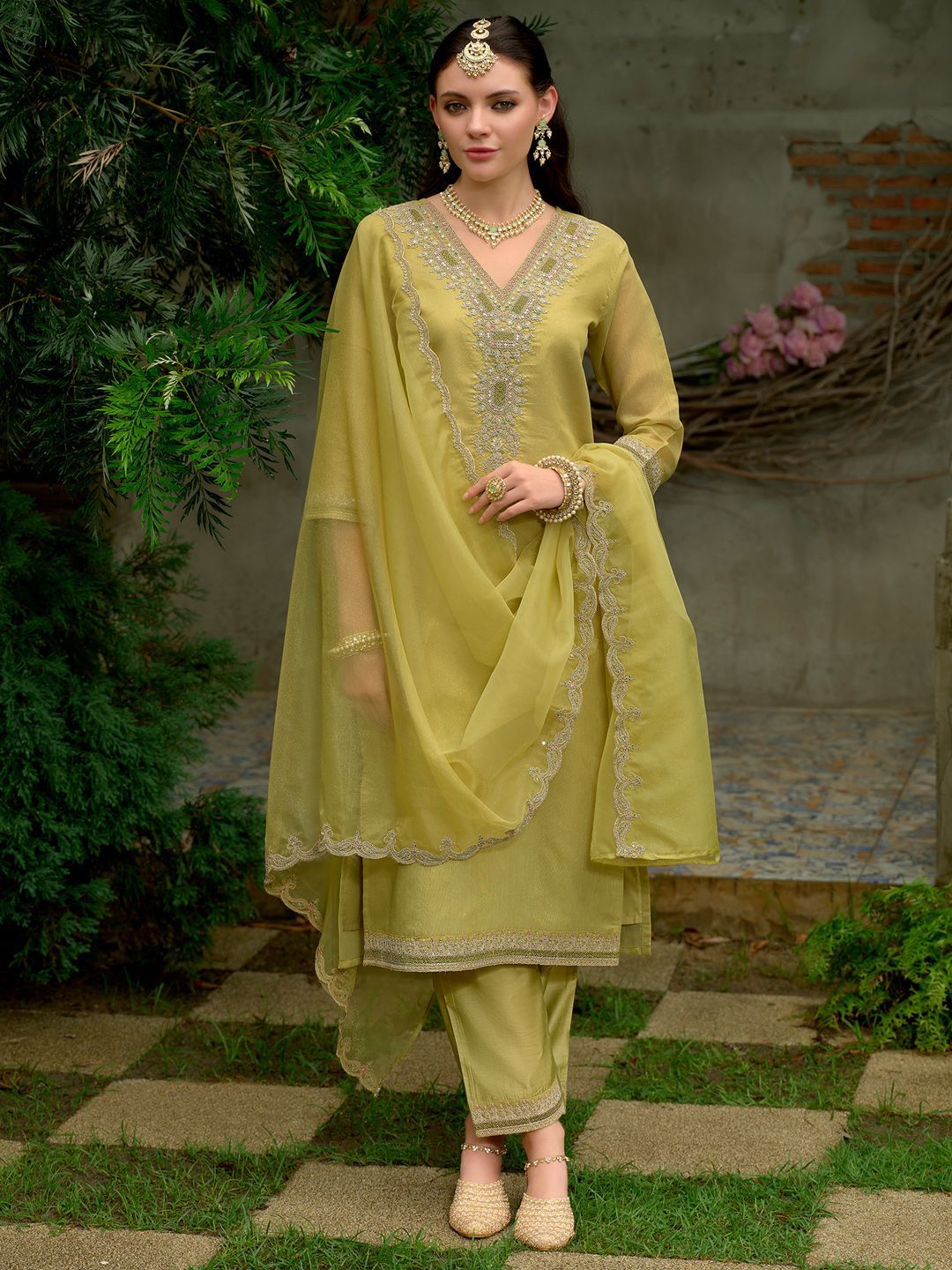Ethnic Motifs Embroidered Zari Kurta with Trousers & Dupatta