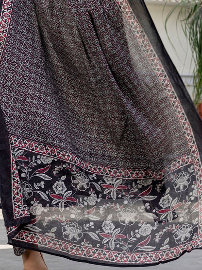 Dhiyona IE Women Floral Printed Gotta Patti Pure Cotton Kurta with Trousers & With Dupatta