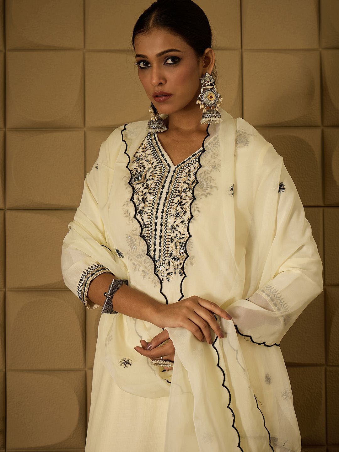 Floral Embroidered Thread Work Straight Kurta with Trouser & Dupatta