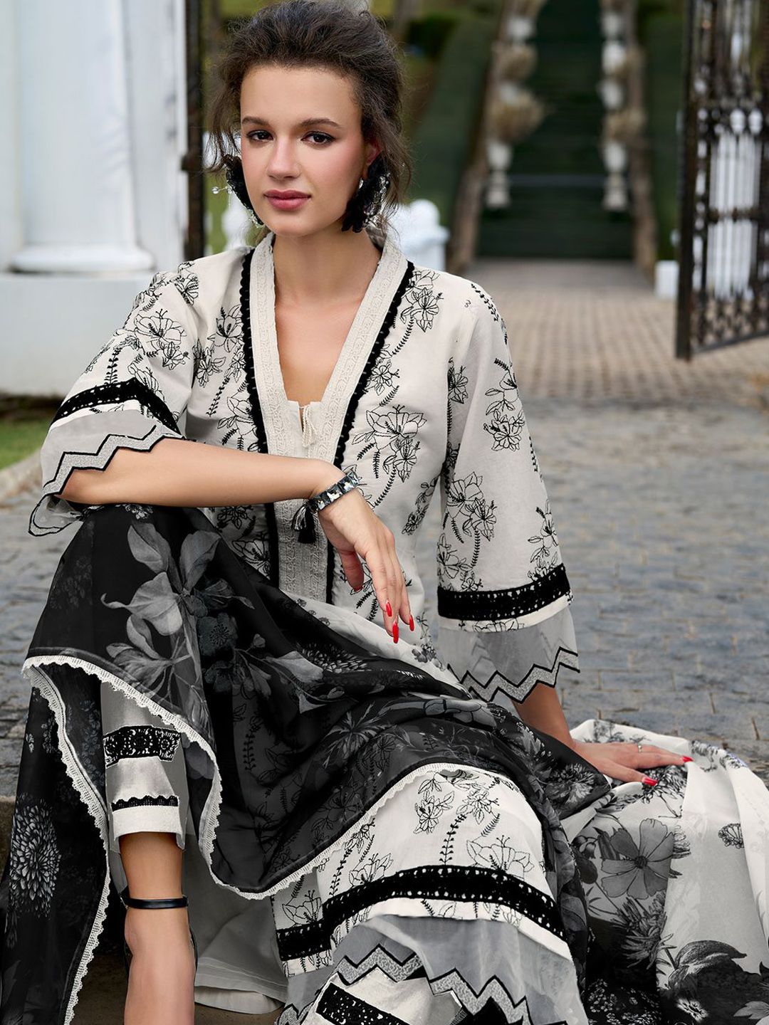 Floral Embroidered Regular Thread Work Pure Cotton Kurta & Trousers With Dupatta