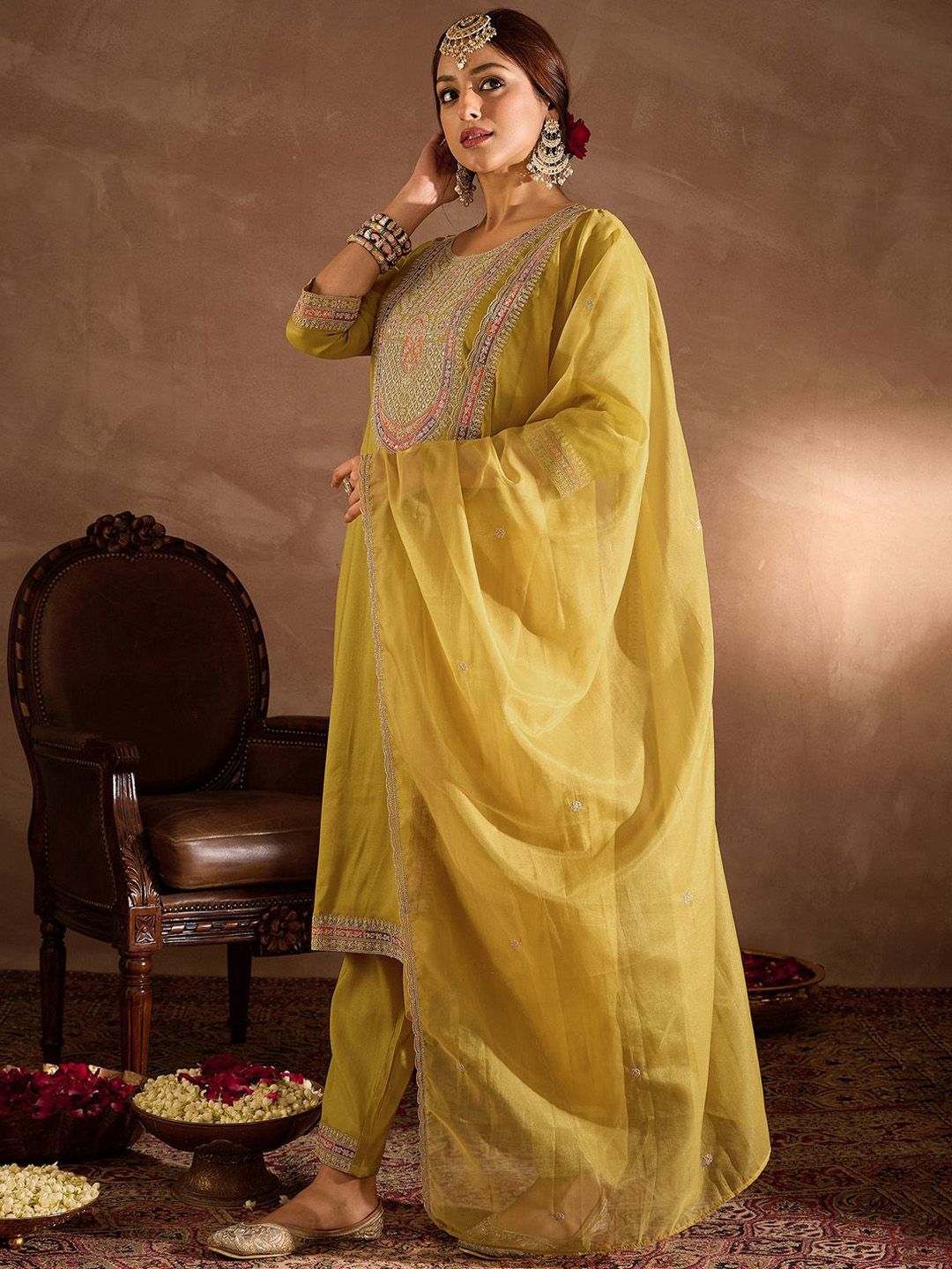 Floral Yoke Design Thread Work Straight Kurta