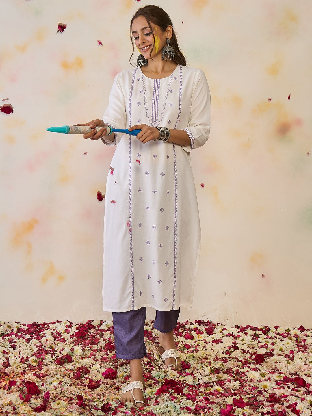 Dhiyona IE Women Ethnic Motifs Embroidered Thread Work Floral Kurta