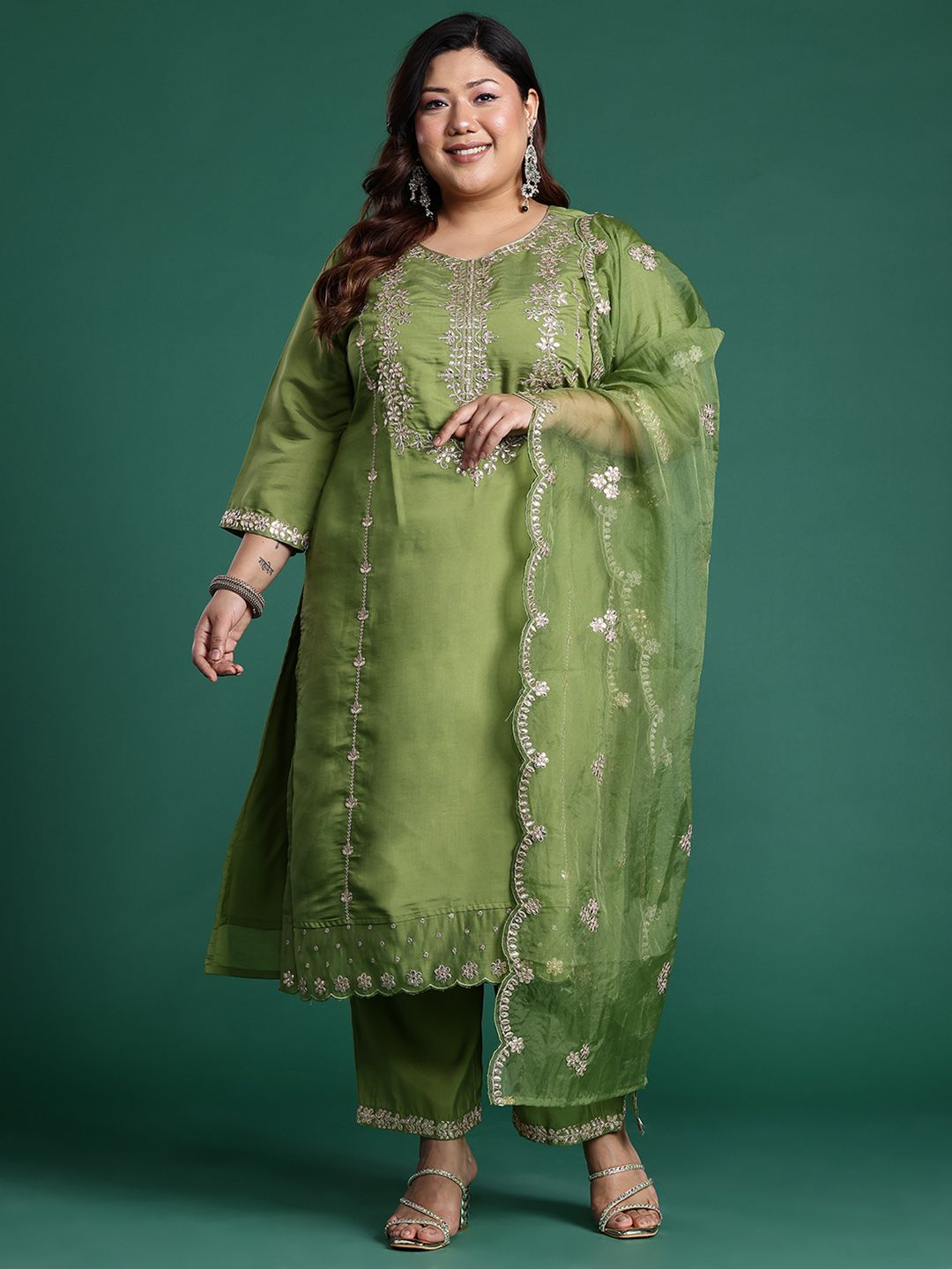 Dhiyona IE Plus Size Floral Embroidered Gotta Patti Kurta with Trousers & With Dupatta