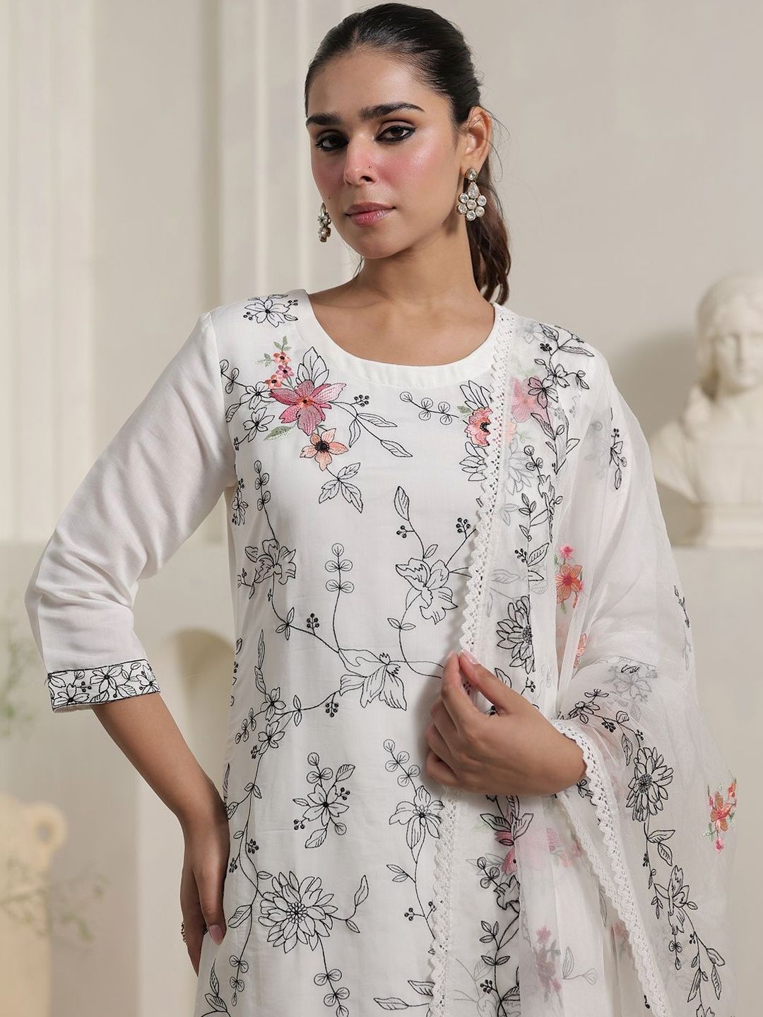 Women Floral Printed Regular Kurta with Trousers & With Dupatta