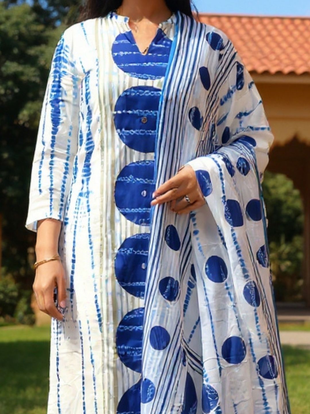 Women Geometric Printed Cotton Kurta with Trousers & Dupatta