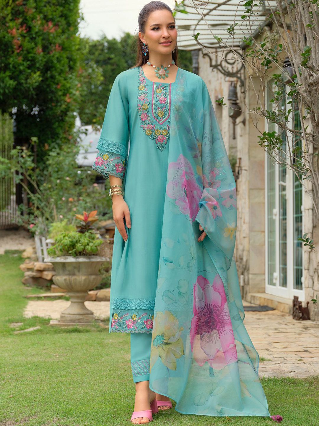 Women Floral Embroidered Regular Thread Work Kurta with Trousers & Dupatta