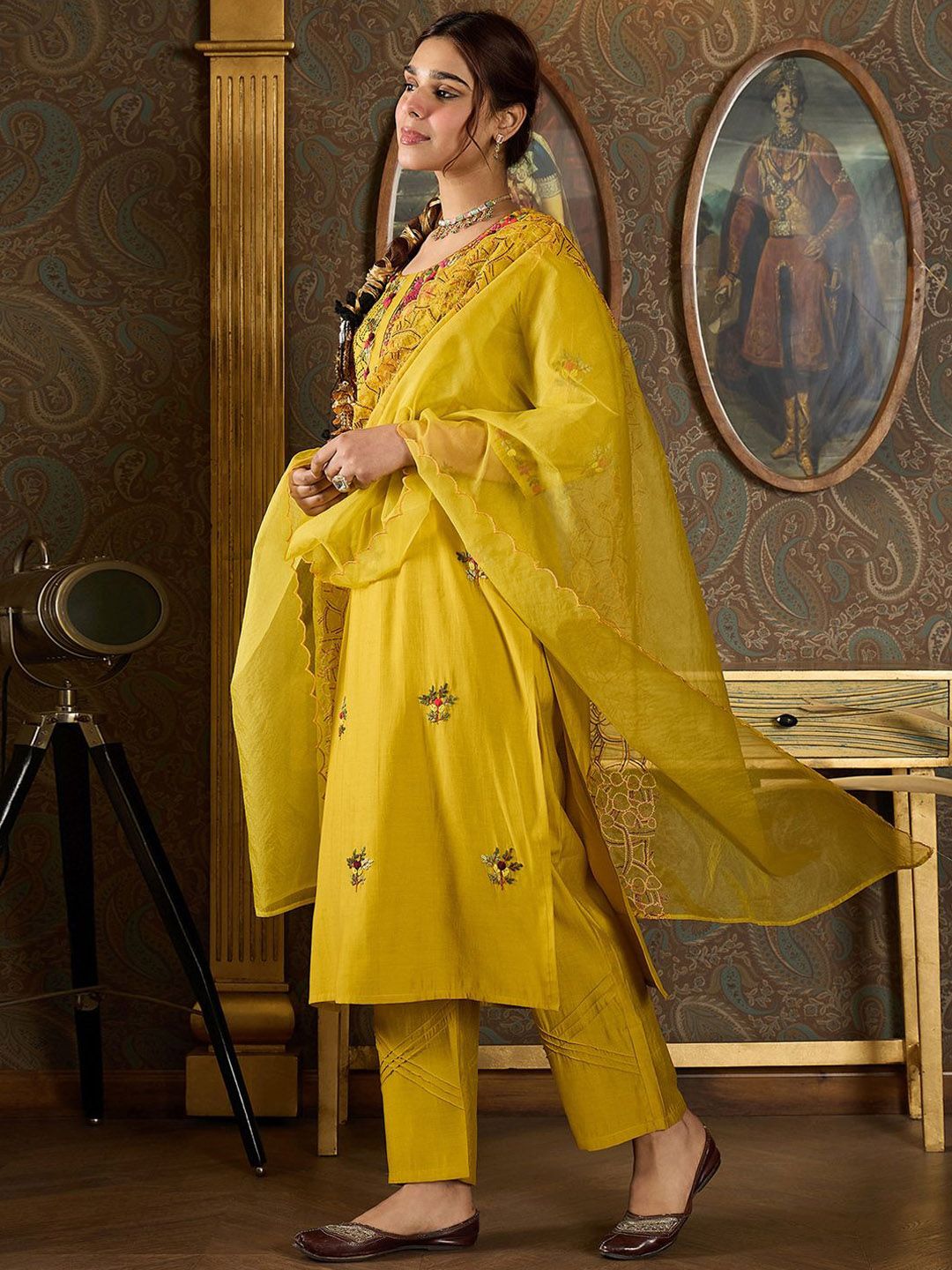 Dhiyona IE Floral Embroidered Thread Work Straight Kurta With Trousers And Dupatta