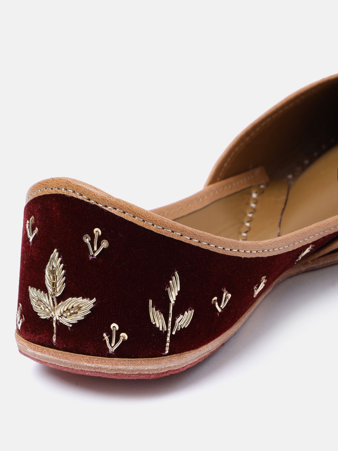 Dhiyona HOP Women Floral Embroidered Mojaris