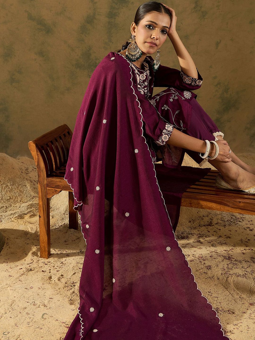 Women Floral Embroidered Regular Thread Work Kurta with Trousers & With Dupatta