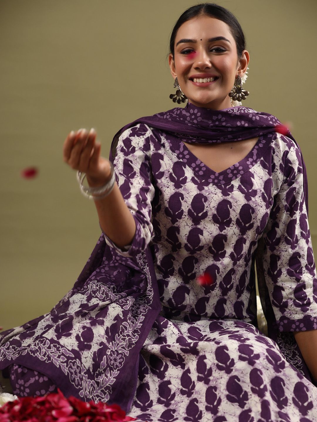 Dhiyona IE V-Neck Paisley Printed Regular Pure Cotton Kurta Set