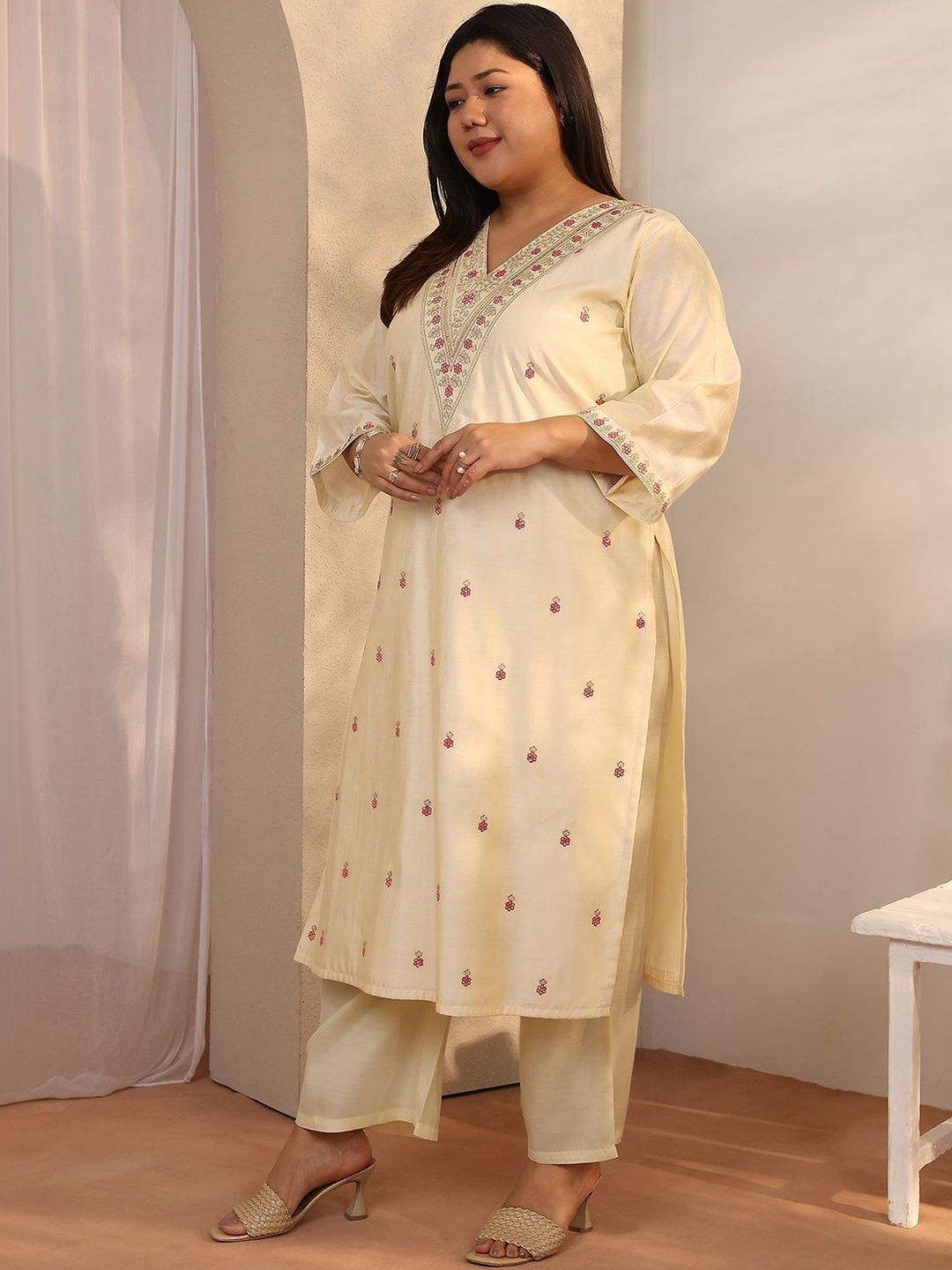 Dhiyona Women's Plus Size Floral Embroidered Kurta with Trousers & With Dupatta