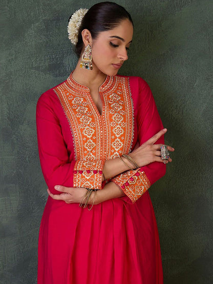 Women Floral Embroidered Kurta with Trousers