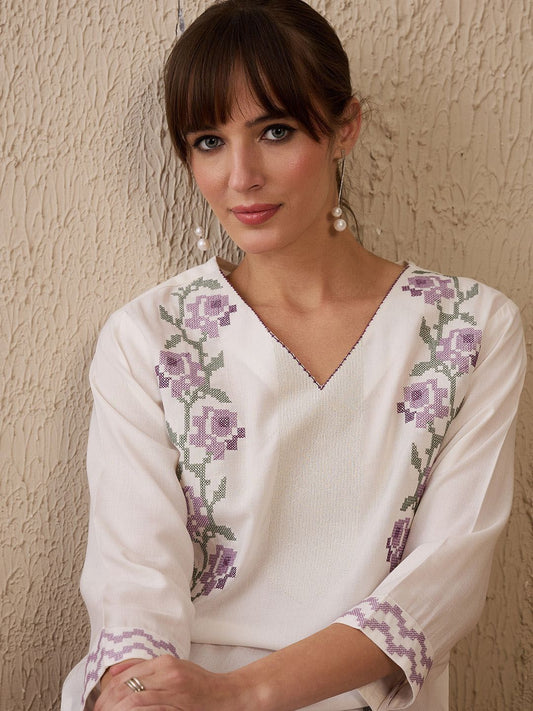 Dhiyona IE Women Floral Embroidered Thread Work Kurta