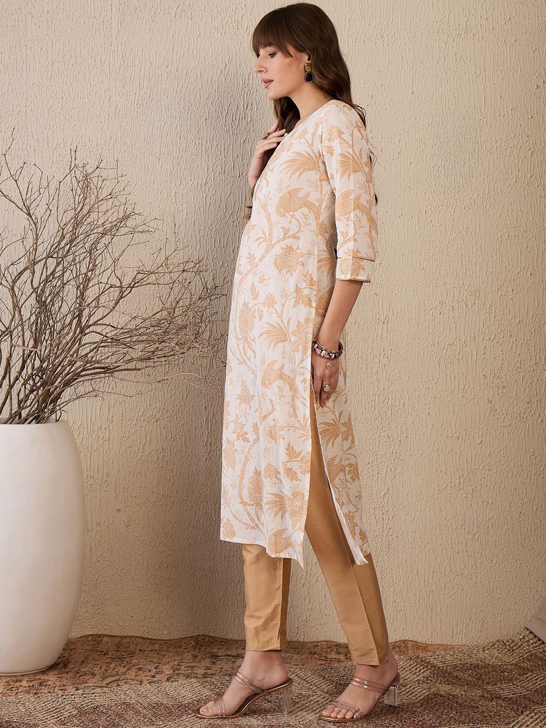 Dhiyona IE Women Floral Printed Keyhole Neck Sequinned Floral Kurta