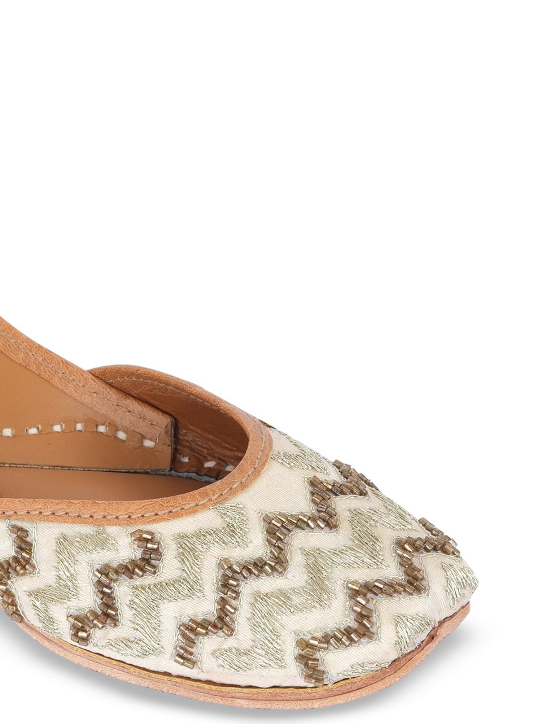Dhiyona HOP Embroidered Slip-On Mojaris