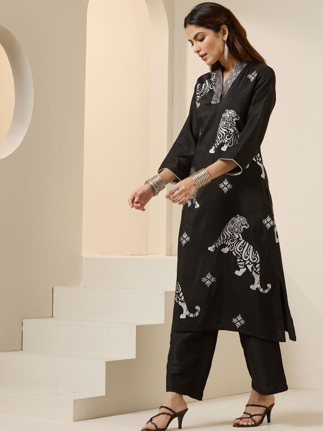Dhiyona IS Women's Animal Printed Foil Work V Neck Kurta With Trousers