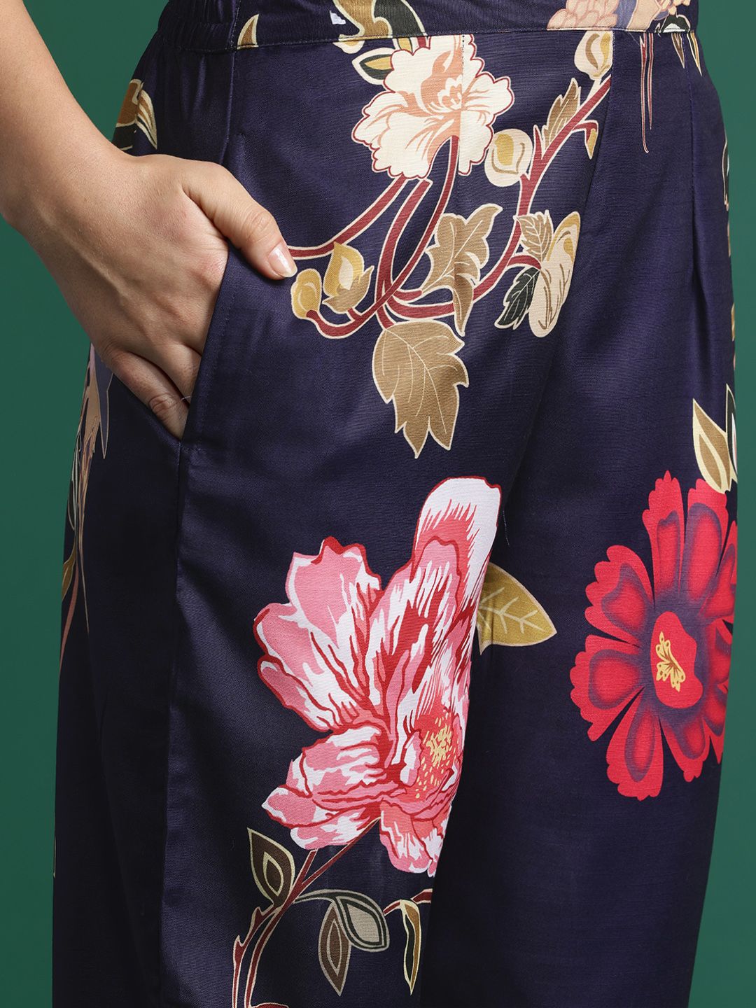 Women Floral Printed Kurta with Trousers