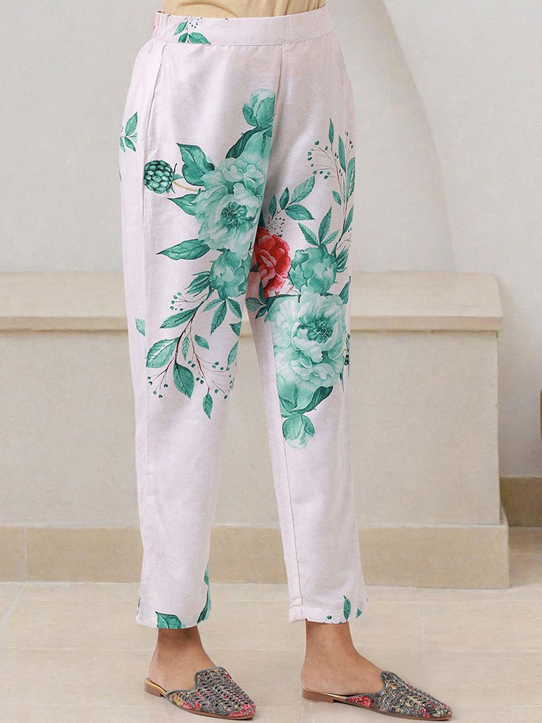 Dhiyona IS Women's Women Floral Printed V Neck Kurta With Trousers