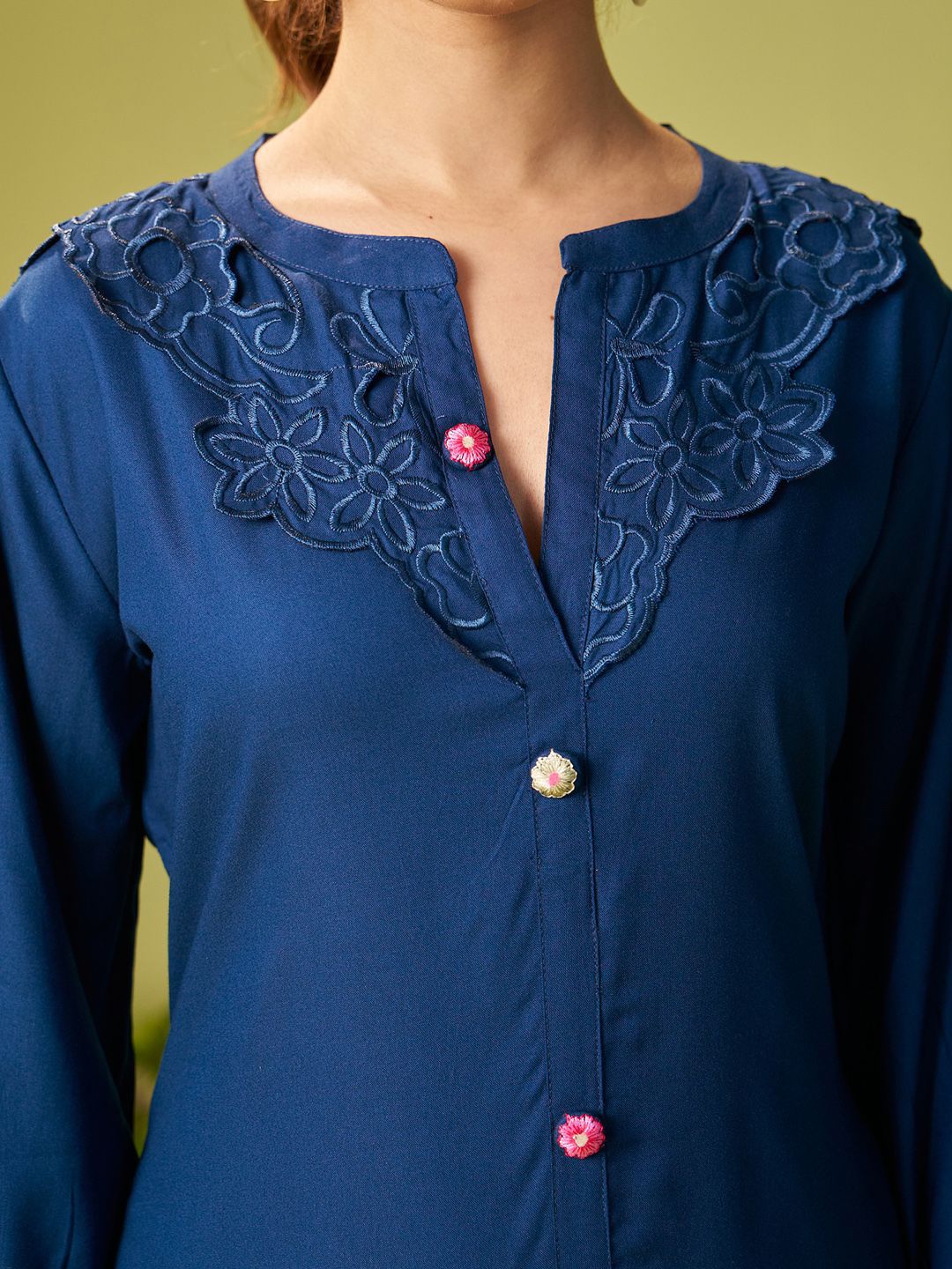 Women Floral Embroidered Kurta with Trousers