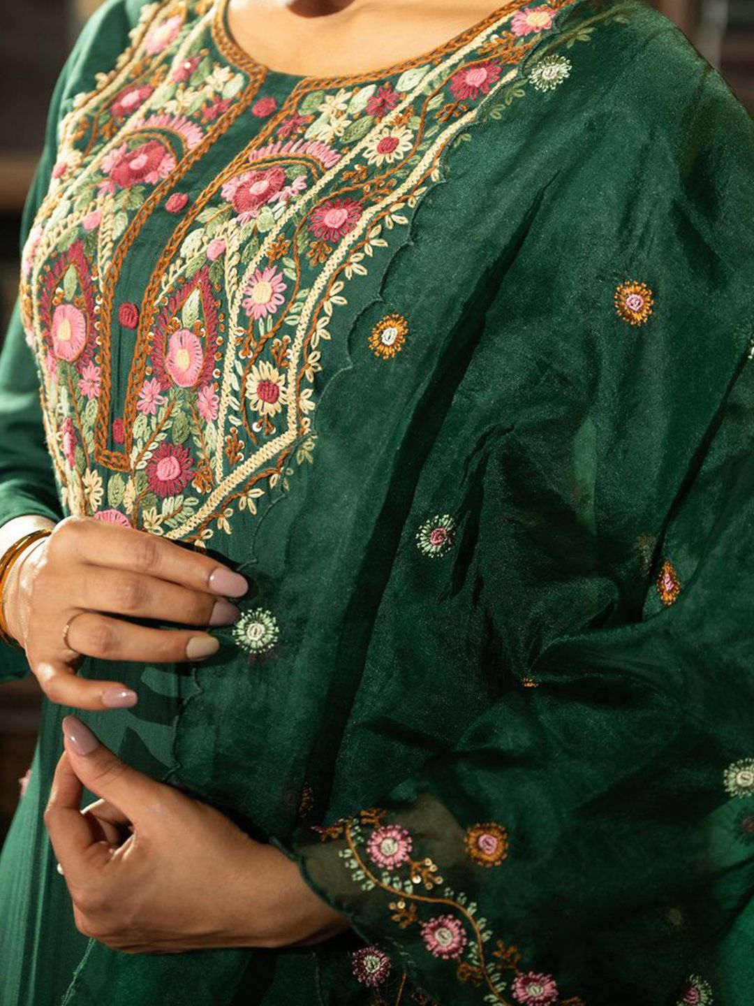 Women Floral Embroidered Straight Kurta Set