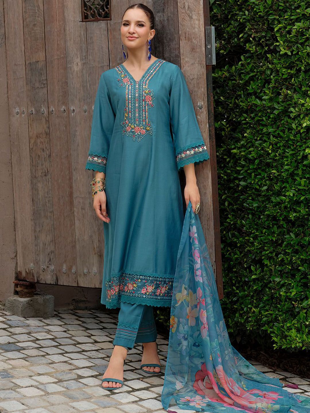 Women Floral Embroidered Regular Mirror Work Kurta with Trousers & Dupatta