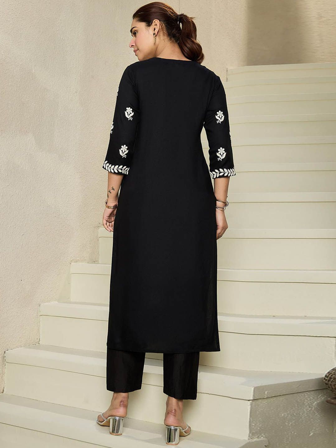 Dhiyona IE Floral Embroidered Notch Neck Kurta
