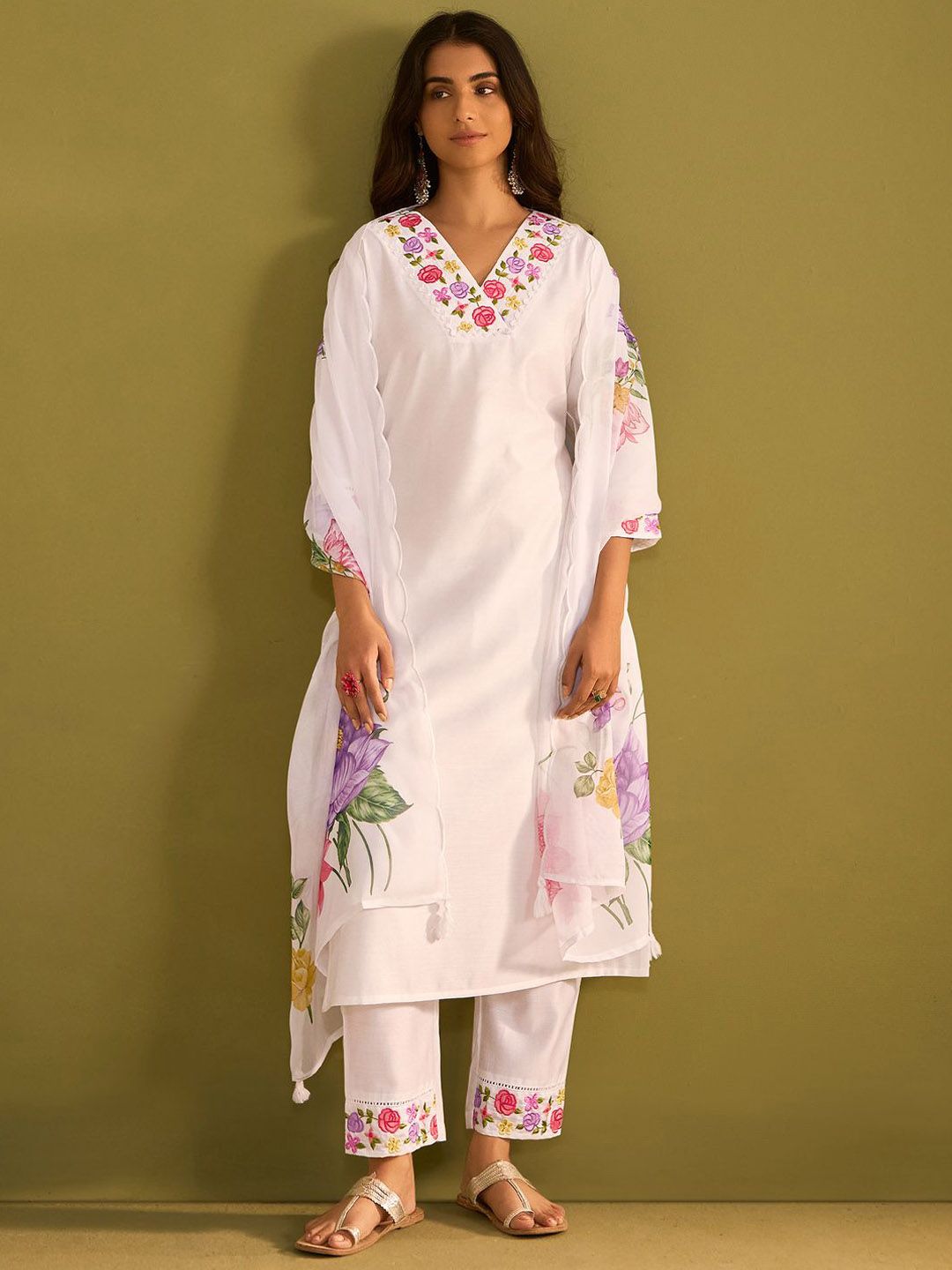 Floral Embroidered Thread Work V-Neck Liva Kurta with Trousers & Dupatta