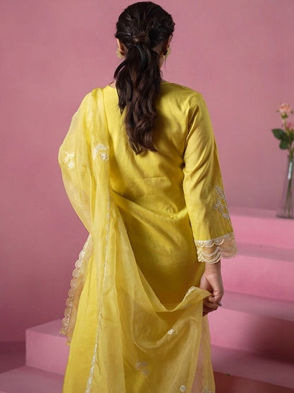 Women Floral Embroidered Regular Thread Work Kurta with Trousers & With Dupatta