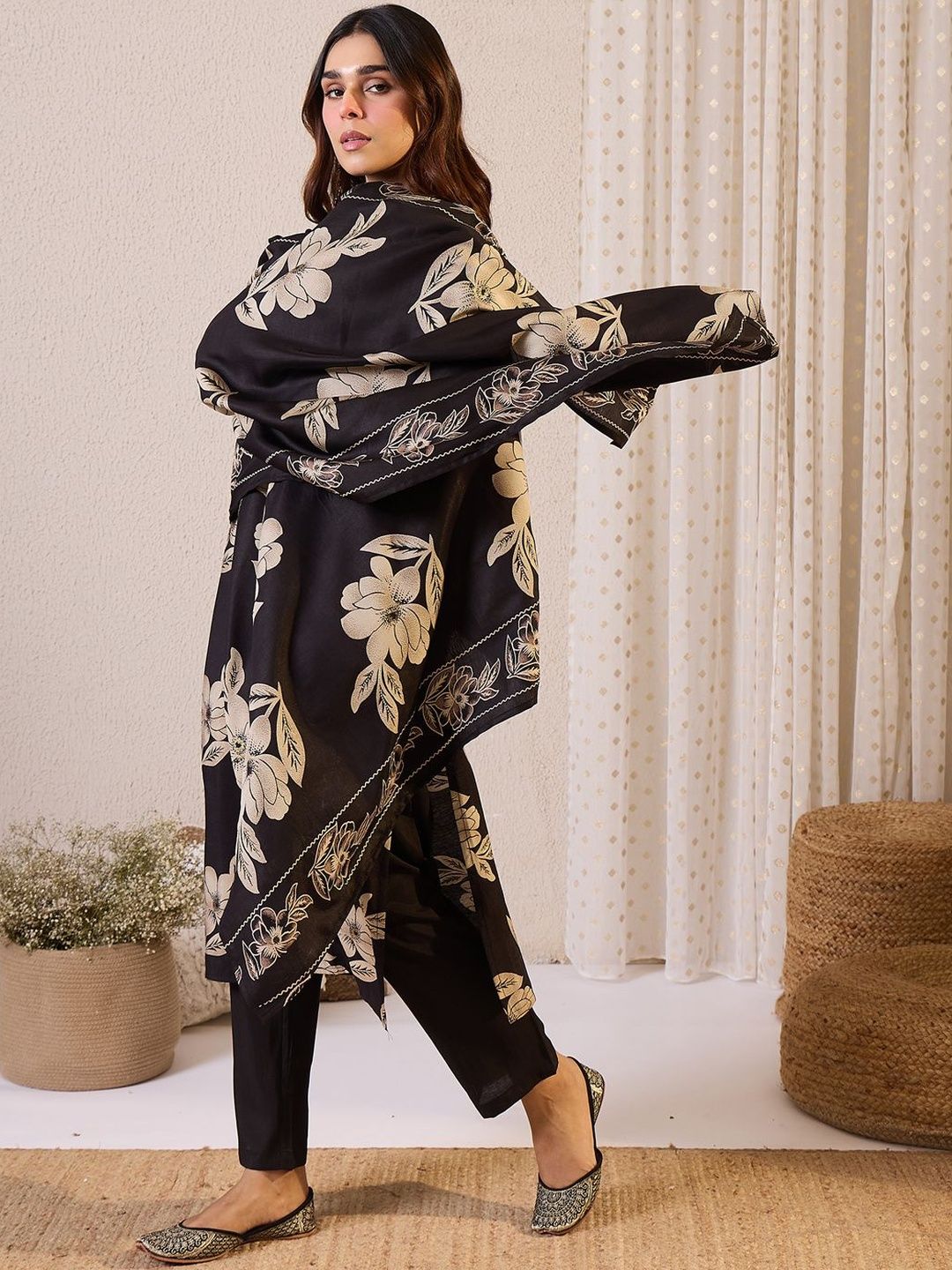 Women Floral Printed Regular Kurta With Trousers & Dupatta