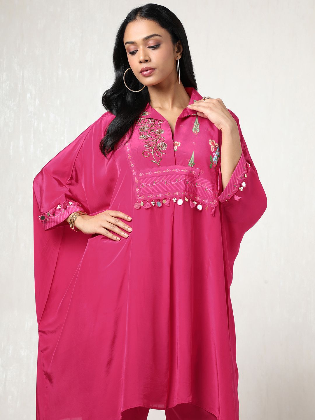 Dhiyona SO Women's Women Floral Printed Regular Beads and Stones Silk Crepe Kurta with Trousers