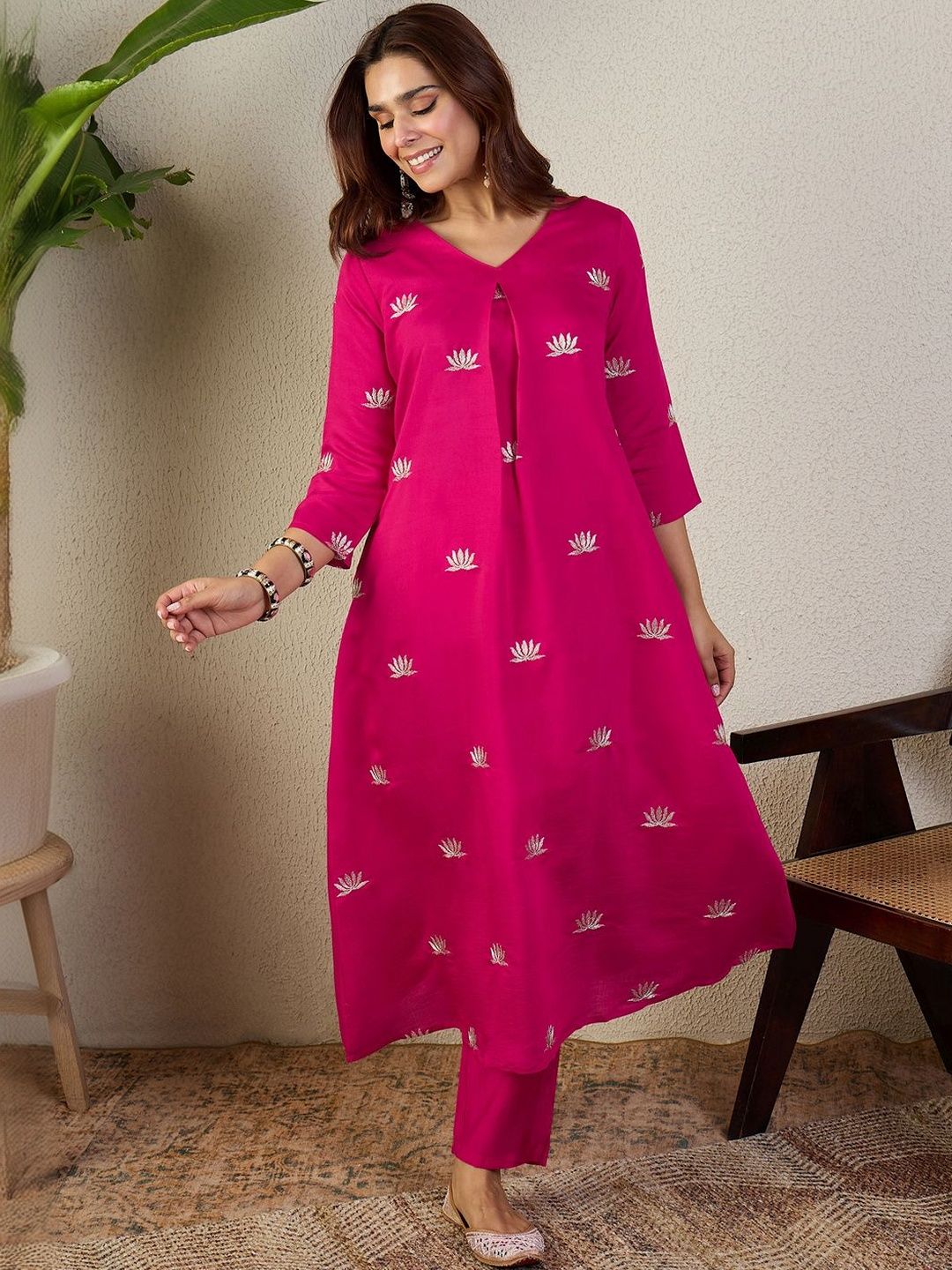 Women Ethnic Motifs Embroidered V-Neck Thread Work A-Line Kurta with Trousers