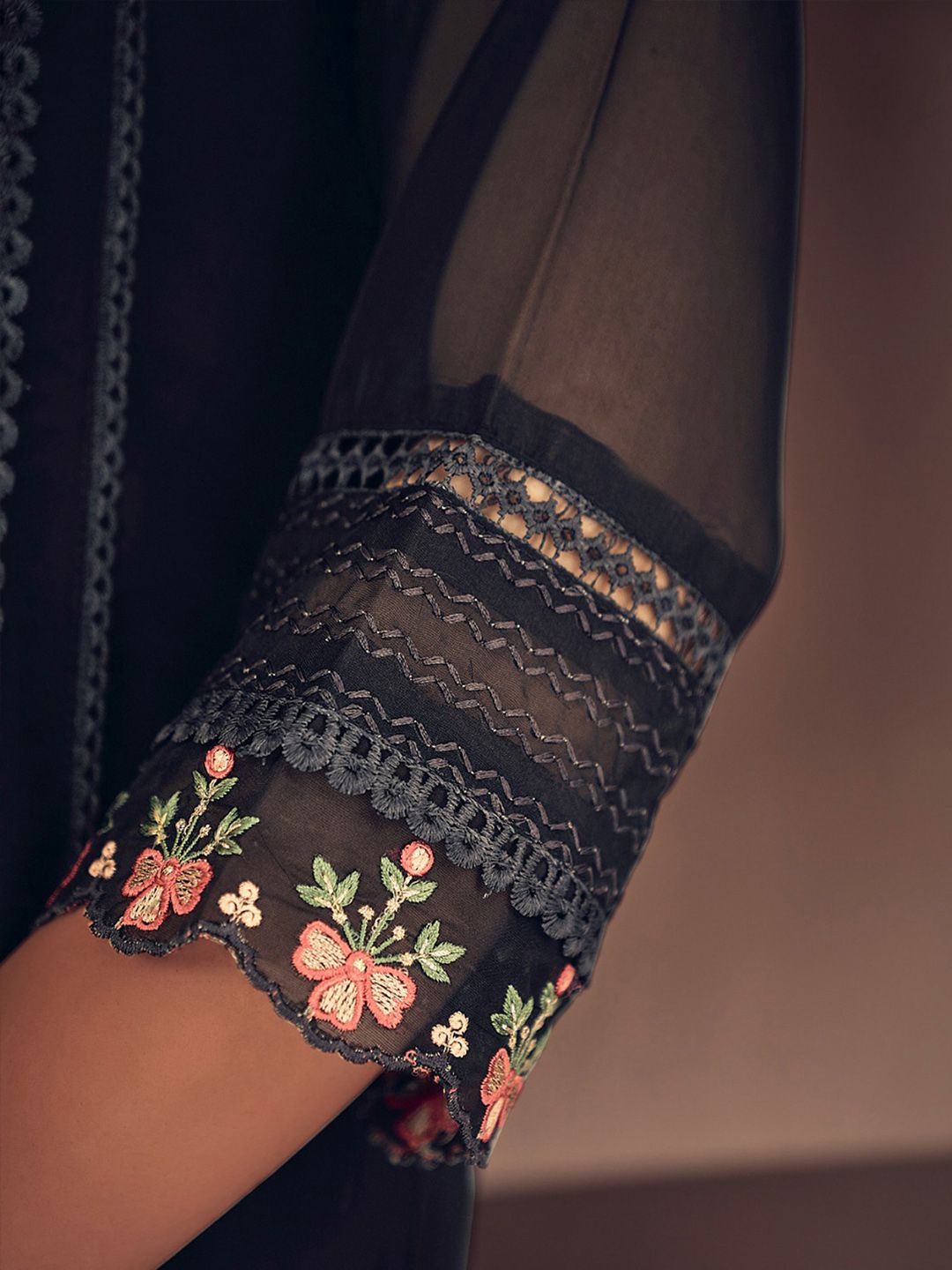 Dhiyona IE Women Floral Embroidered Panelled Thread Work Kurta with Trousers & With Dupatta