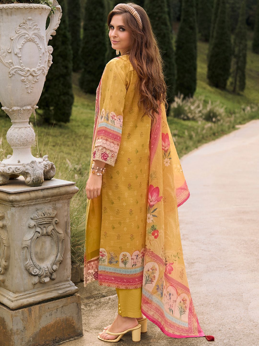Dhiyona IE Women Embroidered Thread Work Linen Kurta with Trousers & With Dupatta