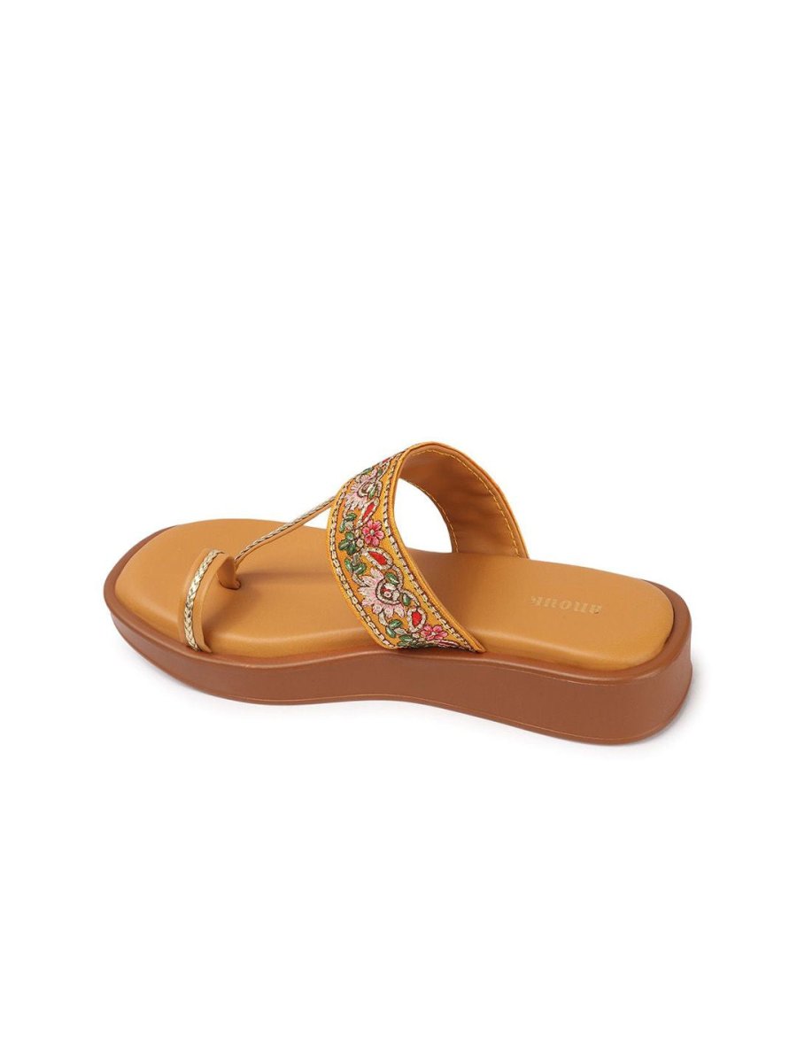 Dhiyona AK Women Embellished Ethnic One Toe Flats
