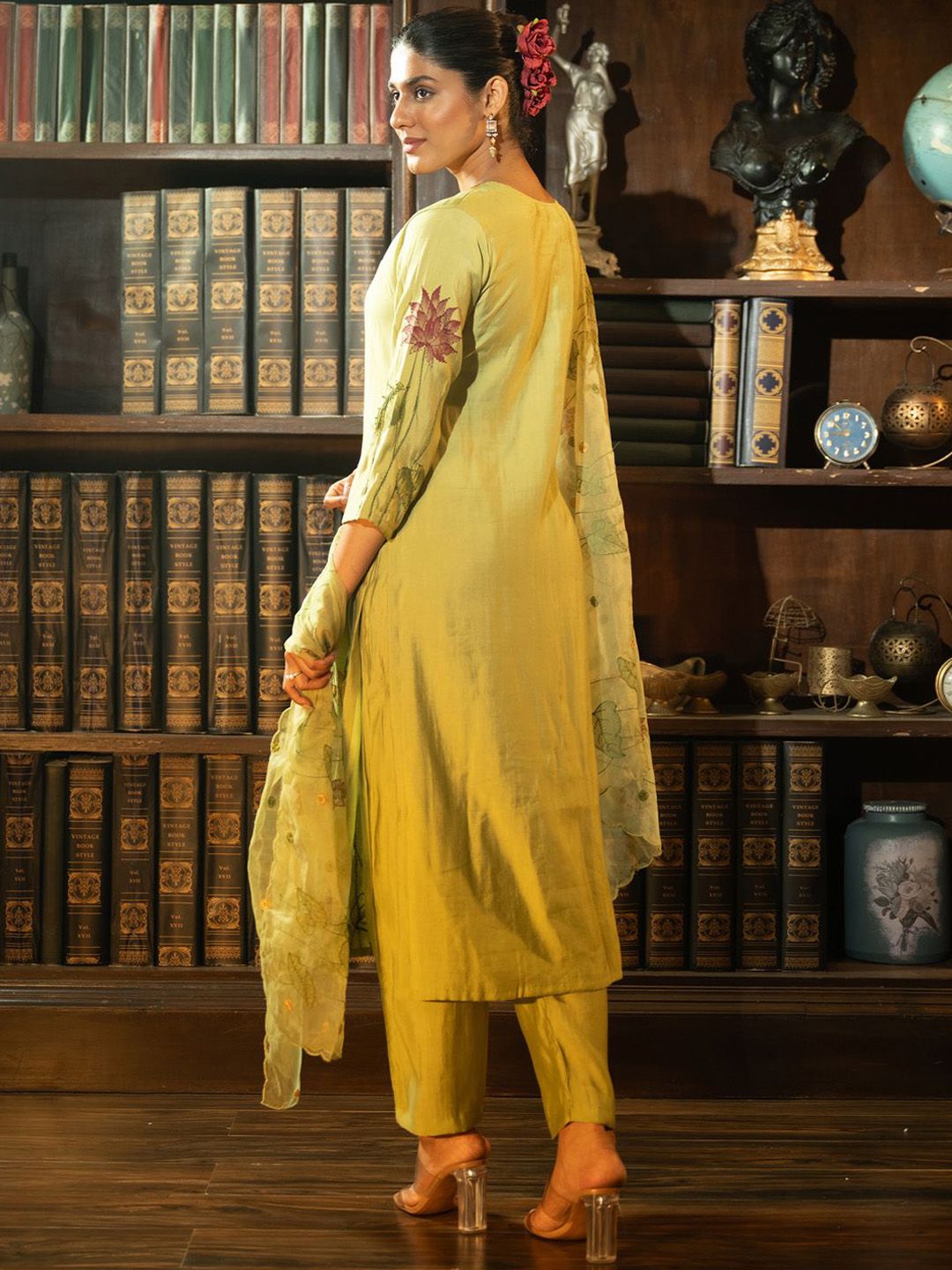 Floral Printed Thread Work Straight Kurta With Trousers & With Dupatta